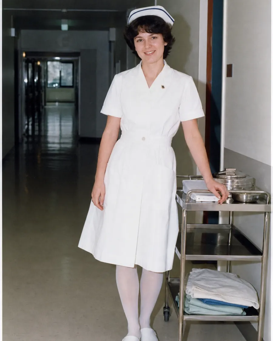 Dezelfde foto uit 1983, hersteld: de groene waas eruit, haar gezicht en het uniform weer in kleur.