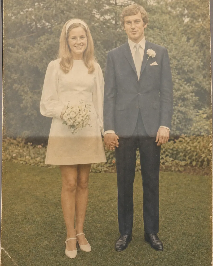 Trouwfoto uit 1971: het paar hand in hand op een gazon, zij in een korte jurk met een boeket; de kleuren zijn verbleekt tot een melkige waas.