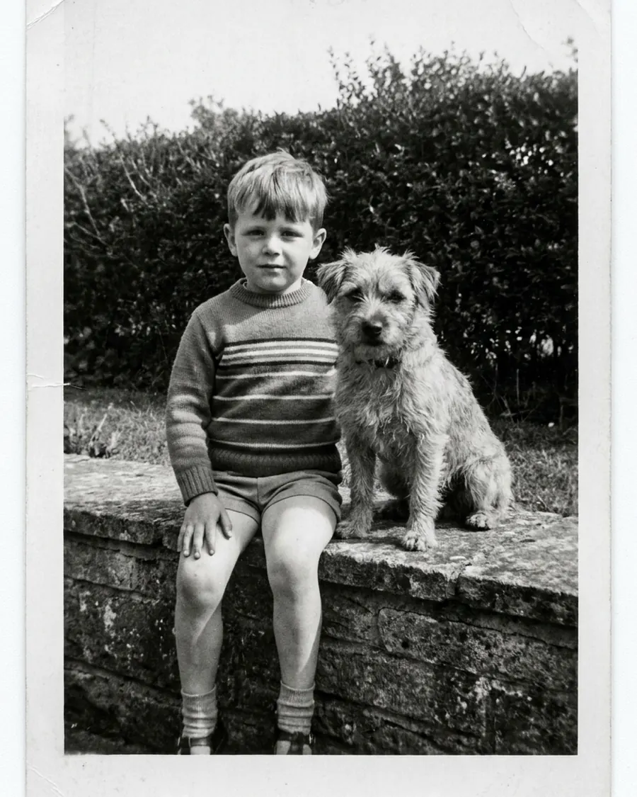 Dezelfde kinderfoto uit 1967, hersteld: de vergeling weg en de vacht van de hond weer te zien.