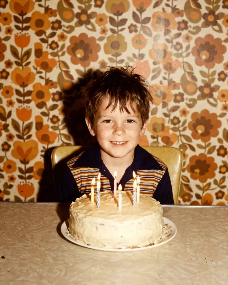 Dezelfde kinderfoto uit 1972, hersteld: de kleuren terug, het behang weer fris en de kaarsvlammen weer helder.