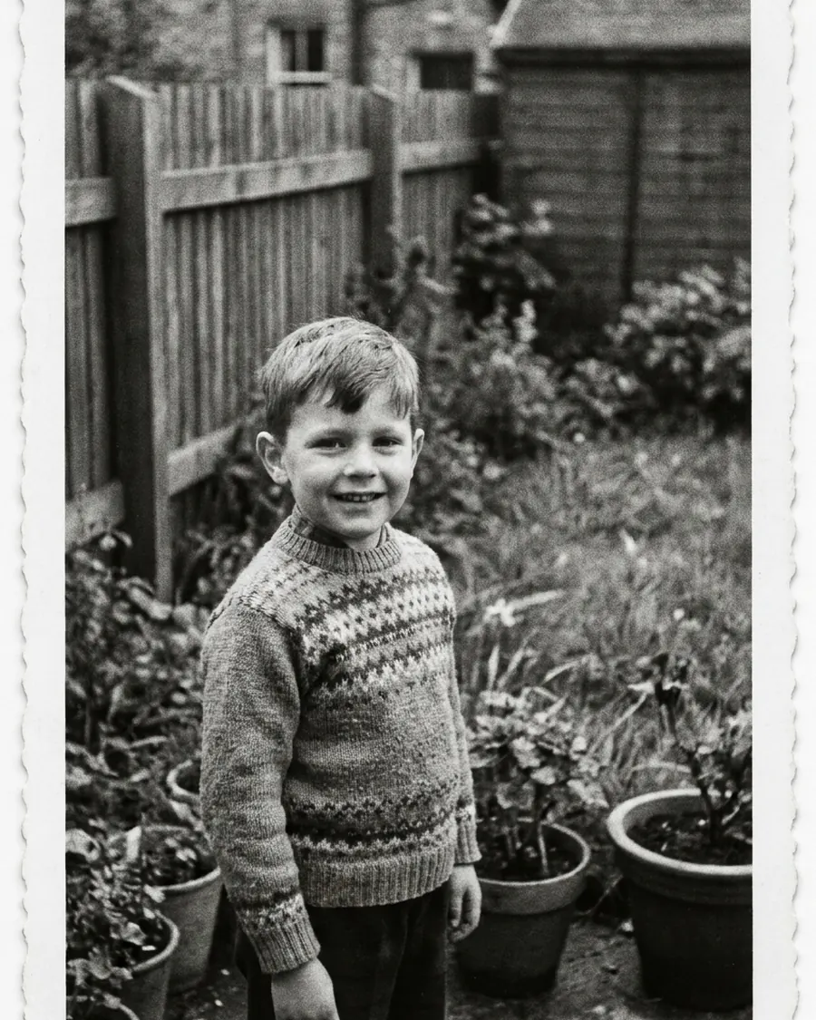 Dezelfde kinderfoto uit 1962, hersteld: de waas weg en het patroon van de trui weer te tellen.