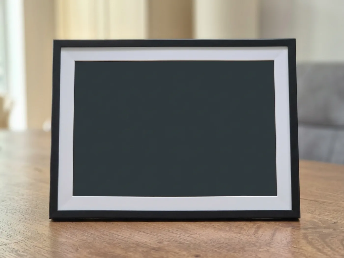 Dezelfde fotolijst met het scherm uit: een zwarte rand, een brede witte passe-partout en een donker paneel.